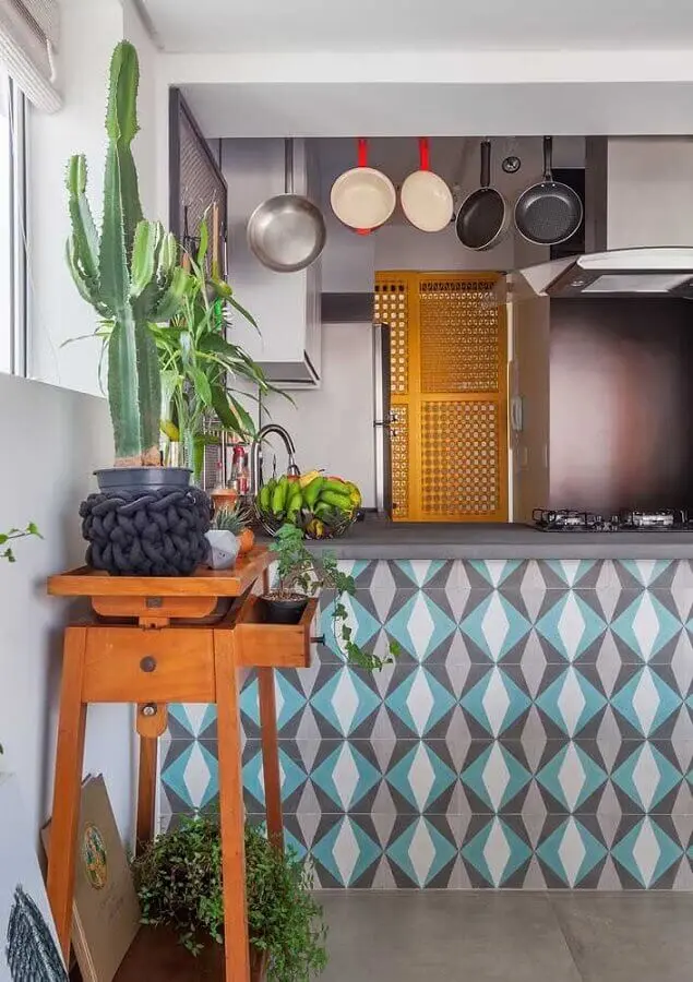 Cozinha americana decorada com azulejo colorido para bancada Foto Alessandro Guimarães