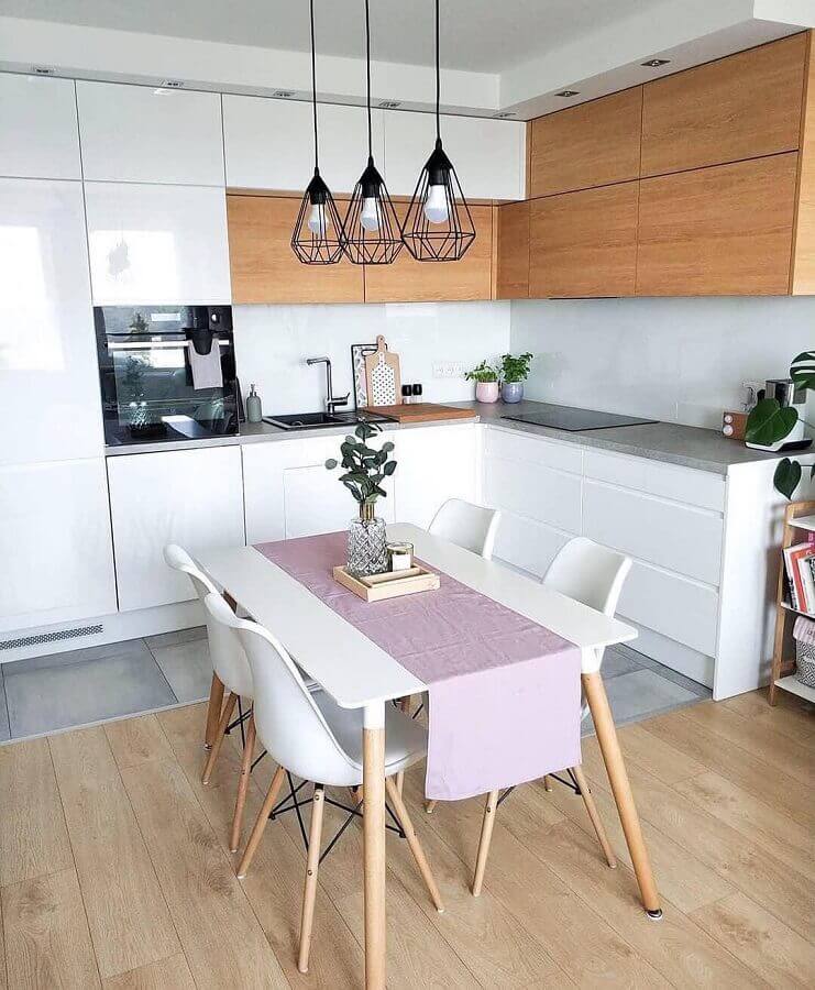 Cozinha branca de canto decorada com lustre aramado preto Foto Noz Design