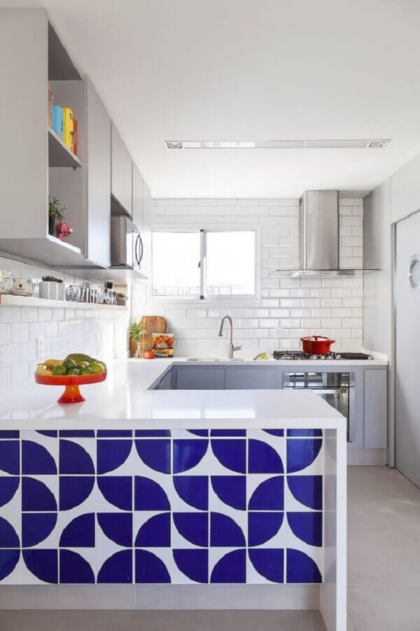 Cozinha branca em U decorada com azulejo colorido Foto Julia Ribeiro