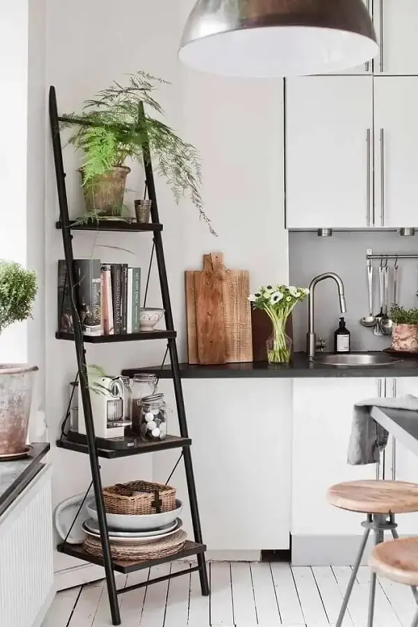 Cozinha cheia de charme com escada decorativa preta. Fonte: Conexão Decor