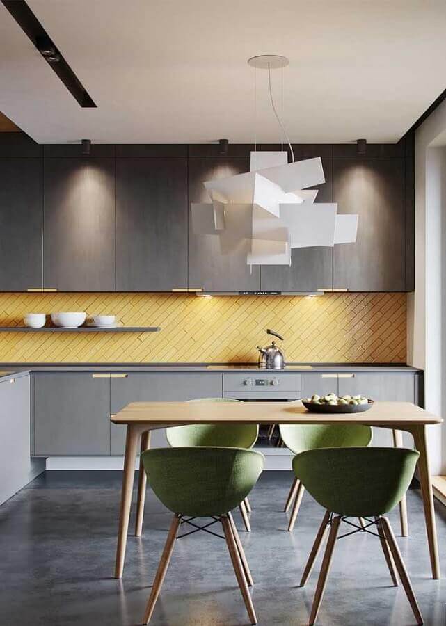 Cozinha cinza decorada com lustre moderno e azulejo colorido Foto Futurist Architecture