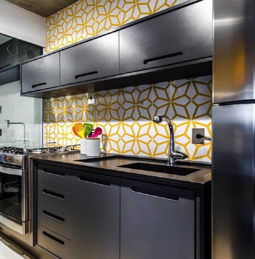 Cozinha cinza moderna decorada com azulejo colorido estampado Foto Andrea Murao