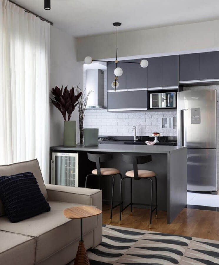 Cozinha conjugada com sala pequena moderna decorada em tons de cinza Foto Jeito de Casa