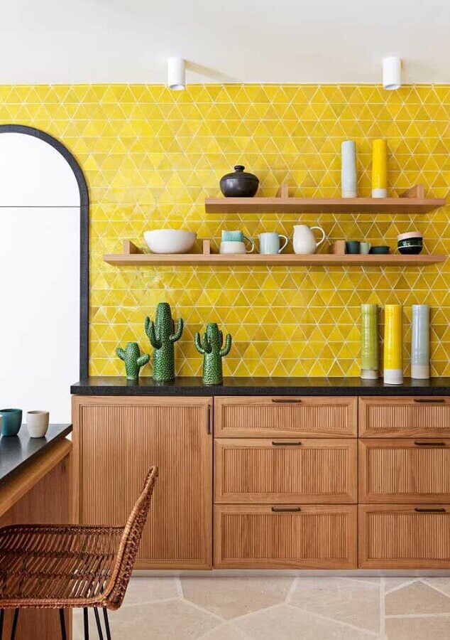 Cozinha de madeira decorada com azulejo colorido amarelo Foto Sun Decor