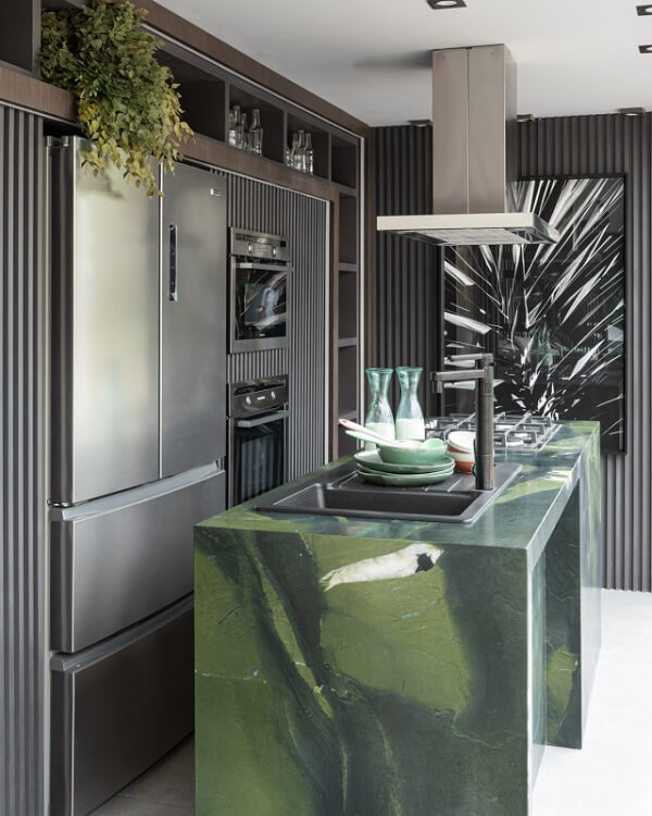 Cozinha pequena com torneira preta e bancada verde moderna