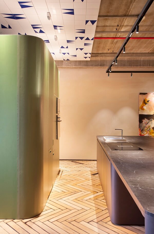 Cozinha verde e cinza com cuba gourmet na bancada cinza Projeto Intown Arquitetura