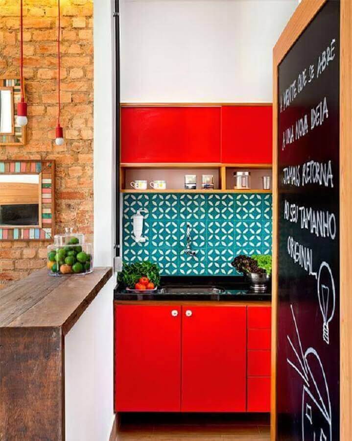Cozinha vermelha decorada com azulejo colorido Foto Casinha Colorida