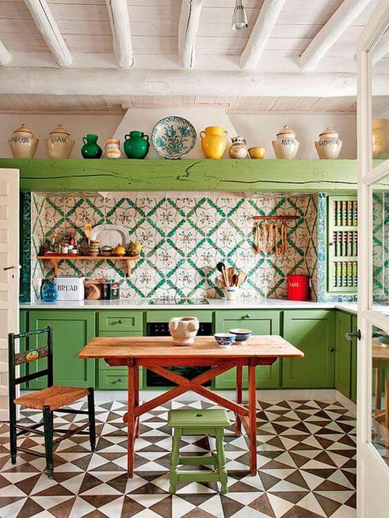 Cozinha vintage com revestimento verde floral