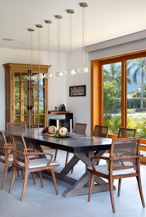 Cristaleira e cadeira de madeira almofadada para decoração de sala de jantar Foto Arquiteto Mauricio Nobrega