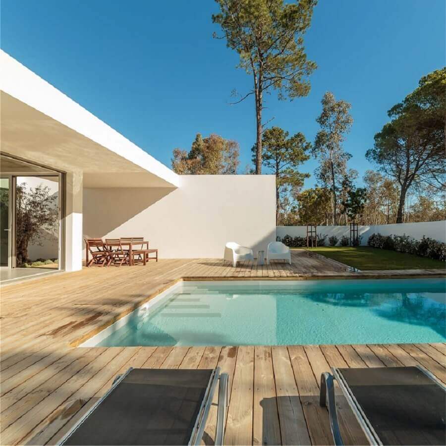 Deck de madeira para casa moderna com piscina grande Foto habitissimo