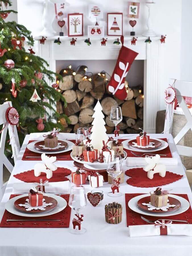 Decoração branca e vermelha para mesa de ceia natalina simples Foto El Mueble