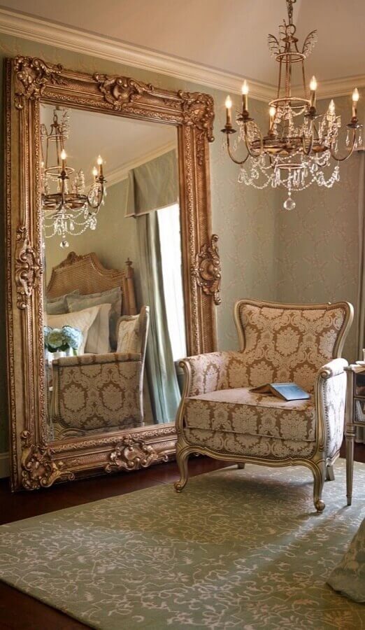 Decoração clássica com espelho de corpo inteiro com moldura provençal Foto Mirror Ideas