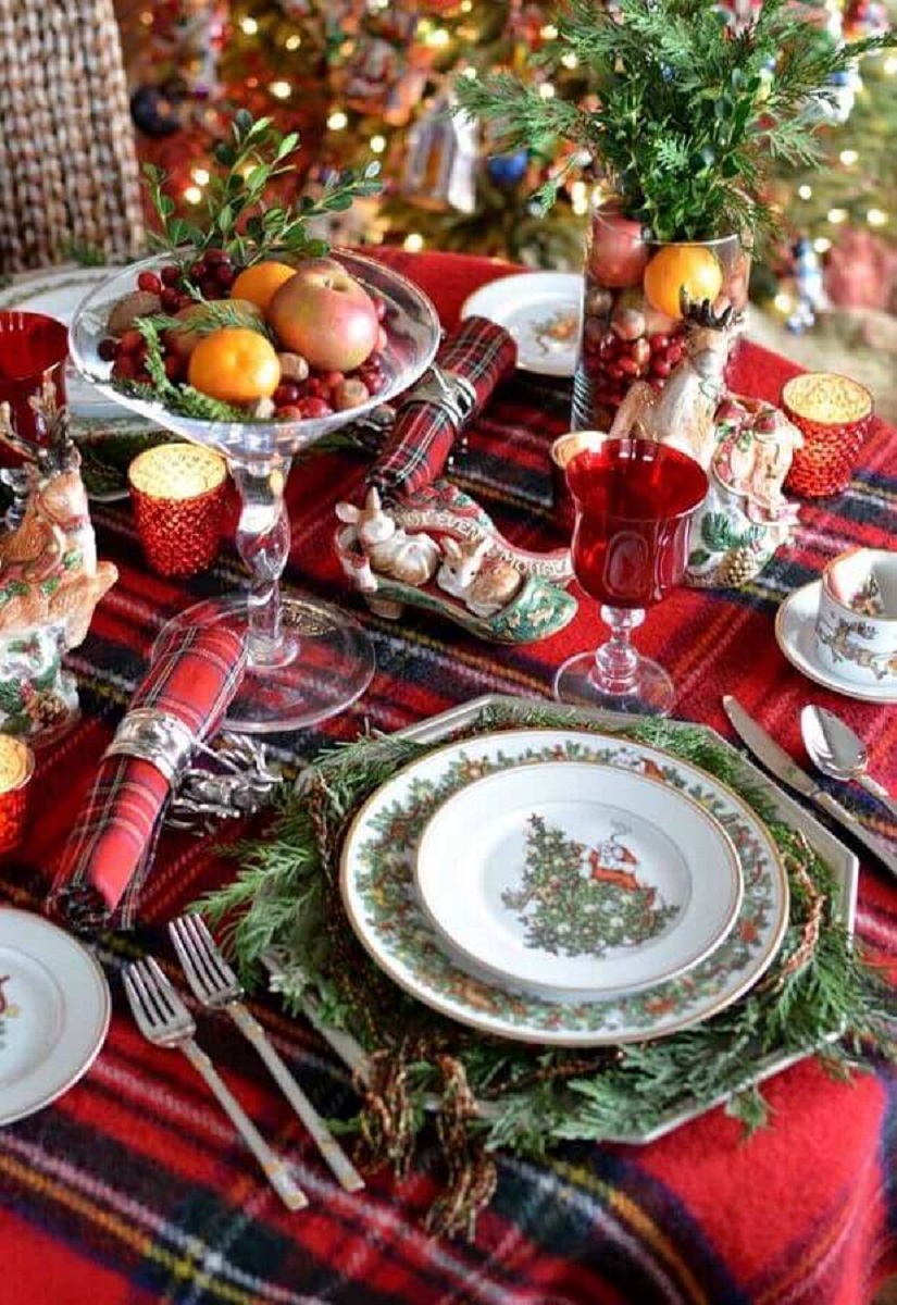Decoração clássica para mesa de ceia natalina com toalha xadrez vermelha Foto Decor Fácil