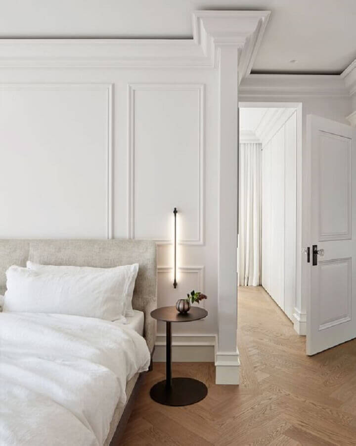 Decoração clean com boiserie quarto todo branco Foto Ashley Botten Design