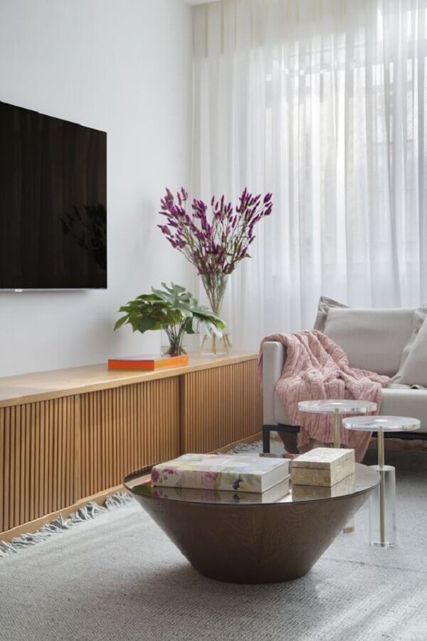 Decoração clean com vaso de flores para sala colorida Foto Maina Belli