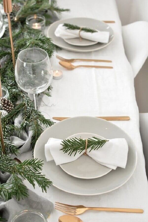 Decoração clean de mesa para ano novo com folhagens e pinhas Foto Decor Fácil