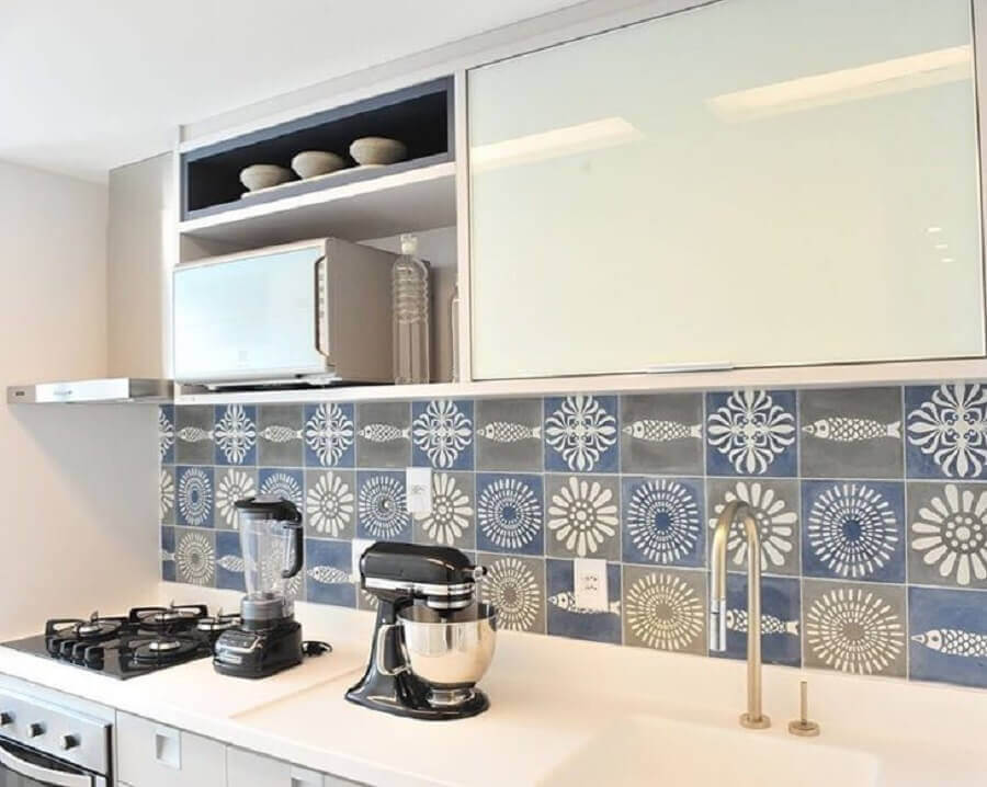 Decoração clean para cozinha com azulejo colorido estampado Foto Celia Beatriz