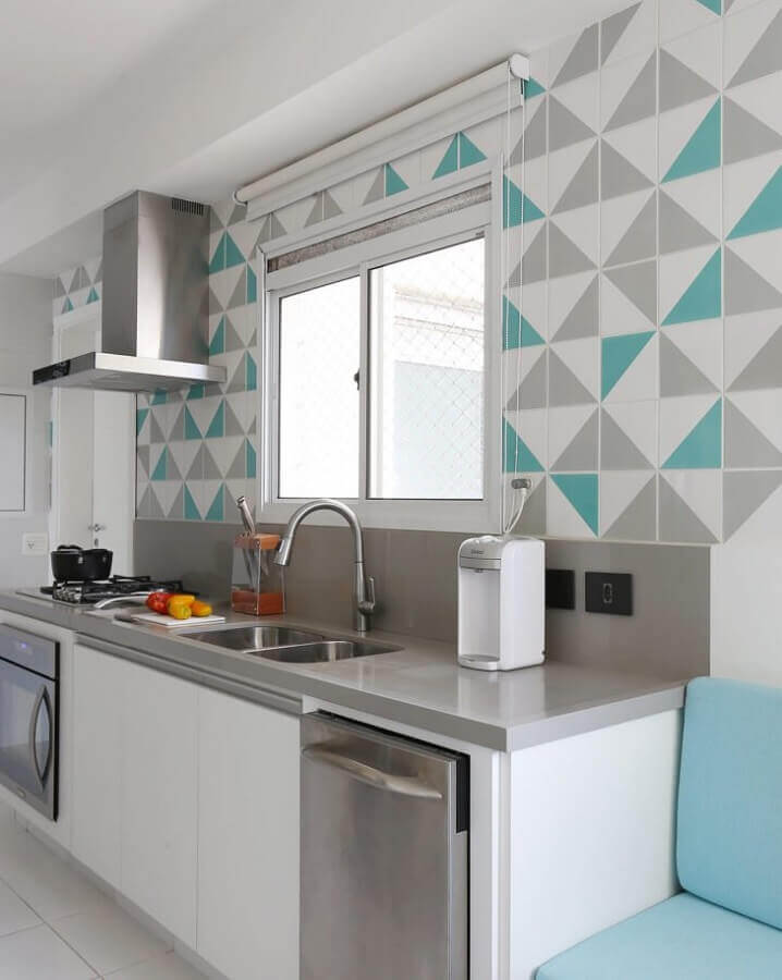Decoração clean para cozinha planejada com azulejo colorido Foto Quattrino Arquitetura