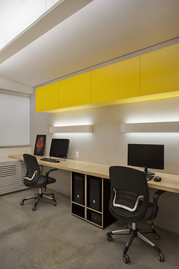 Decoração clean para escritório com armário aéreo amarelo e bancada de trabalho de madeira Foto D3 - Luminárias interiores