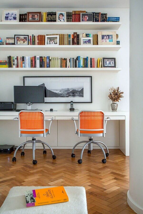 Decoração clean para escritório com prateleiras para livros e bancada de trabalho branca Foto Roberta Moura + Paula Faria Arquitetos Associados