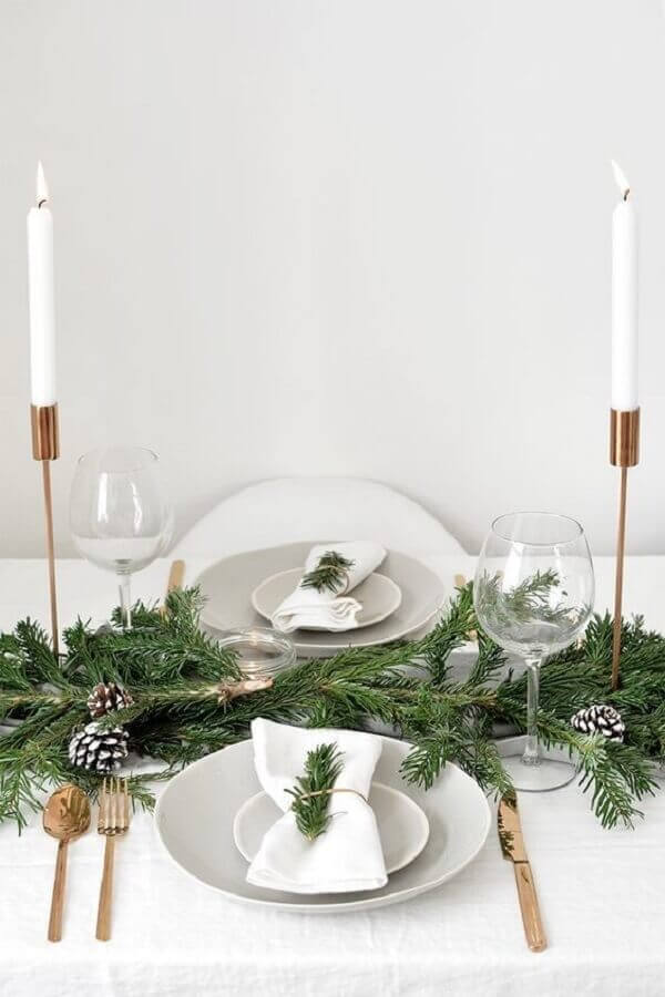 Decoração clean para mesa de ceia de ano novo branca com pinhas e raminhos Foto Farmhouse by Design