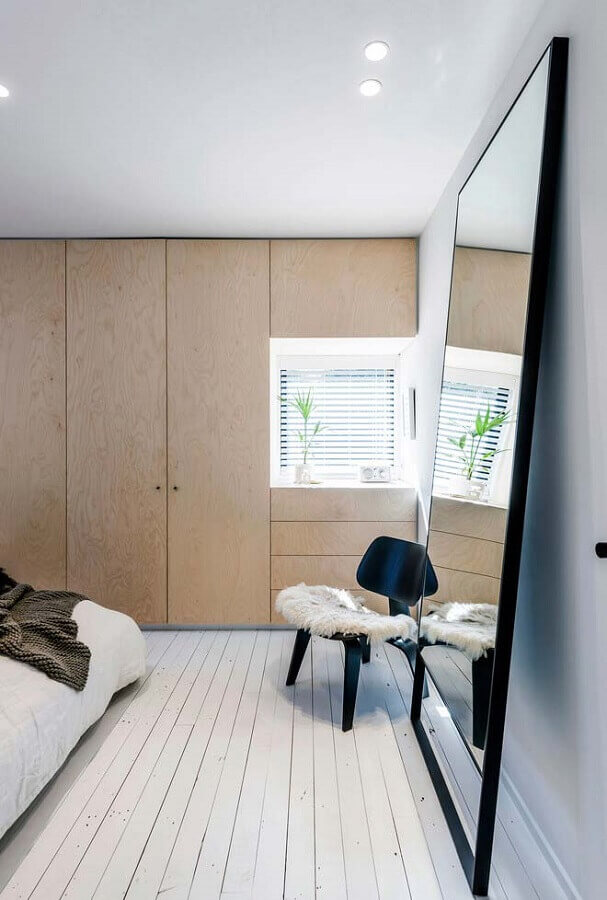 Decoração clean para quarto com espelho de corpo inteiro de chão e guarda roupa de madeira Foto Otimizi