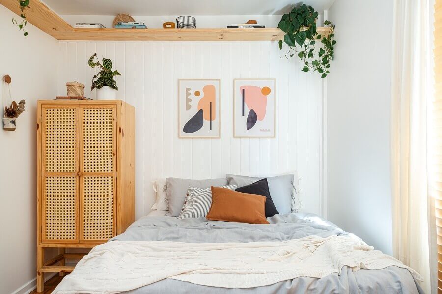 Decoração clean para quarto de casal com almofadas e quadros coloridos Foto MOOUI