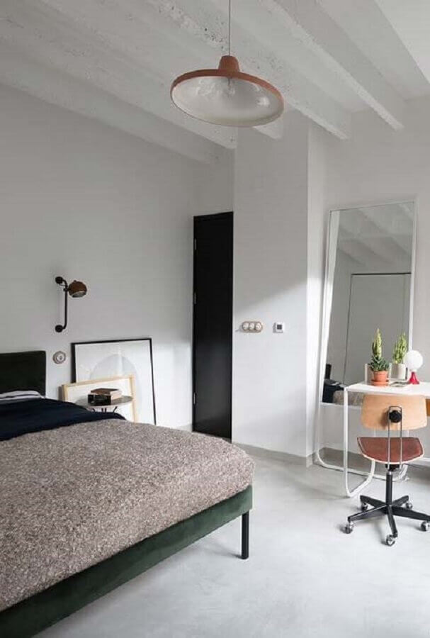 Decoração clean para quarto moderno preto e branco com espelho de corpo inteiro de chão Foto Otimizi