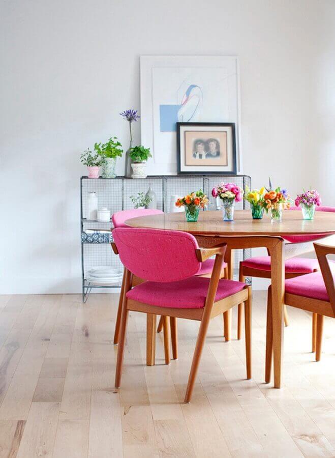 Decoração clean para sala de jantar colorida com cadeira rosa estofada Foto Archidea