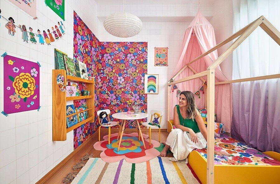 Decoração colorida para quarto infantil com papel de parede floral Foto Marcos Fertonani para MOOUI 