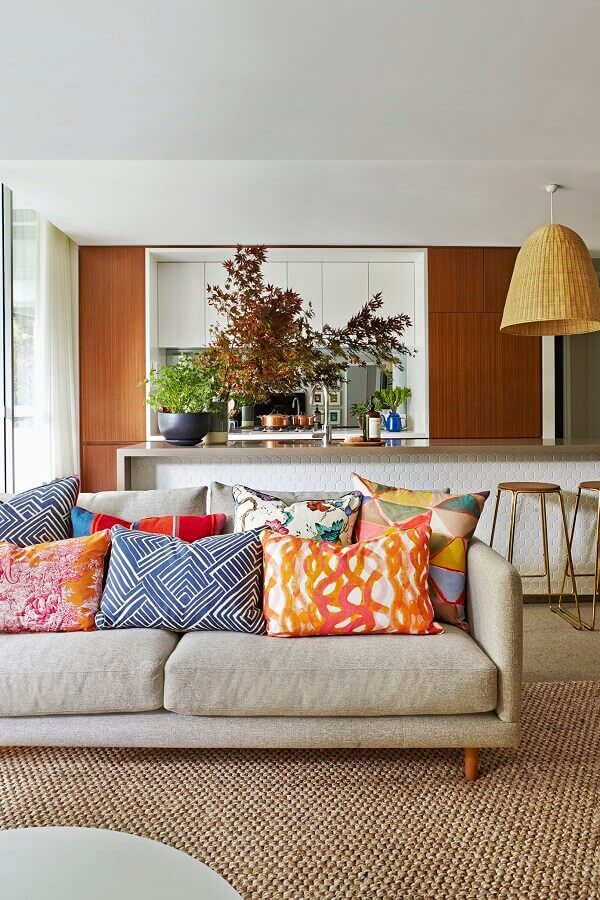 Decoração com almofadas coloridas para sala integrada com cozinha Foto The Interiors Addict