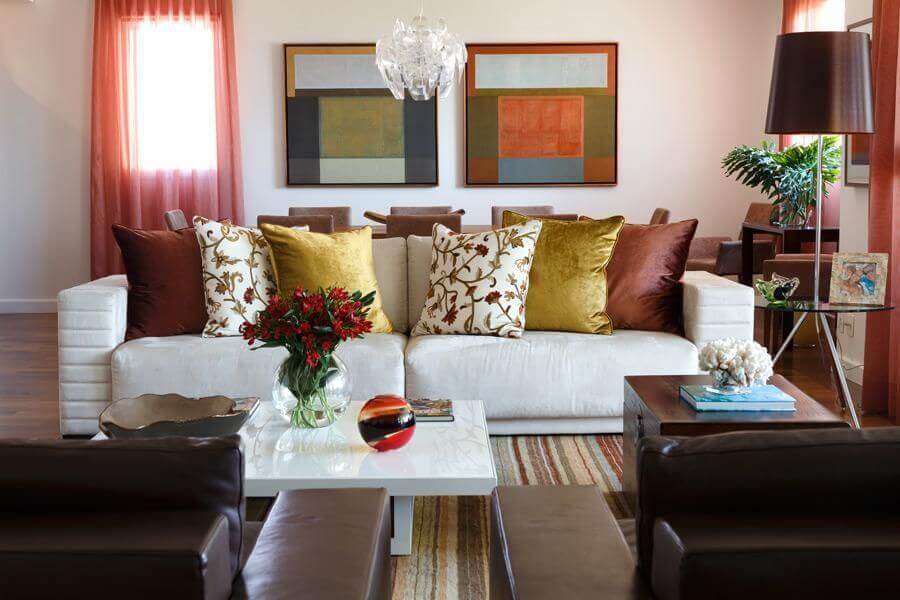 Decoração com almofadas e quadro para sala colorido Foto Eunice Fernandes