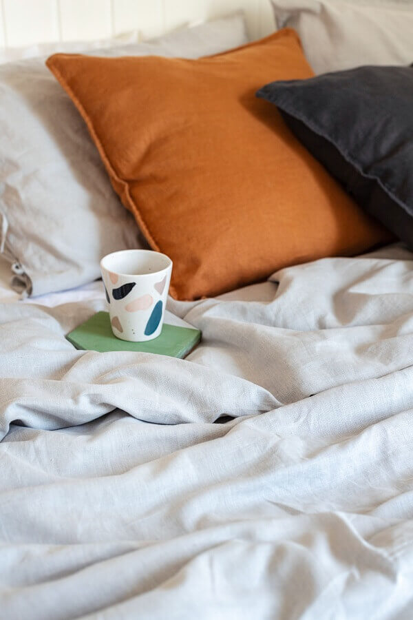 Decoração com almofadas para cama colorida Foto MOOUI