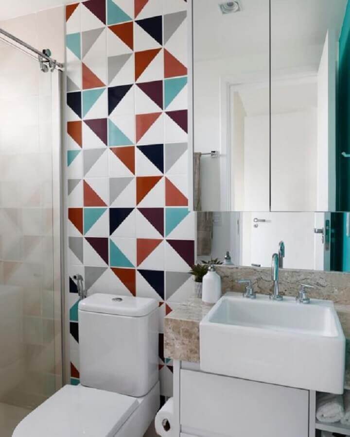 Decoração com azulejo colorido para banheiro pequeno Foto Lurca Azulejos