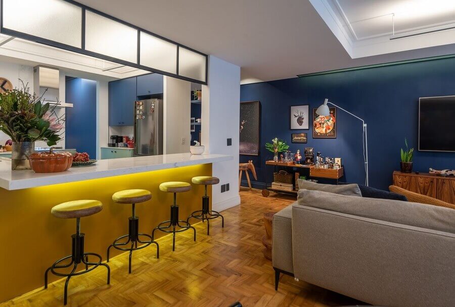 Decoração com banco para bancada de cozinha americana integrada com sala de estar Foto Batistelli Arquitetura e Design
