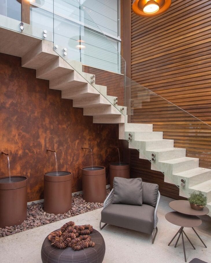Decoração com escadas modernas e espaço confortável embaixo