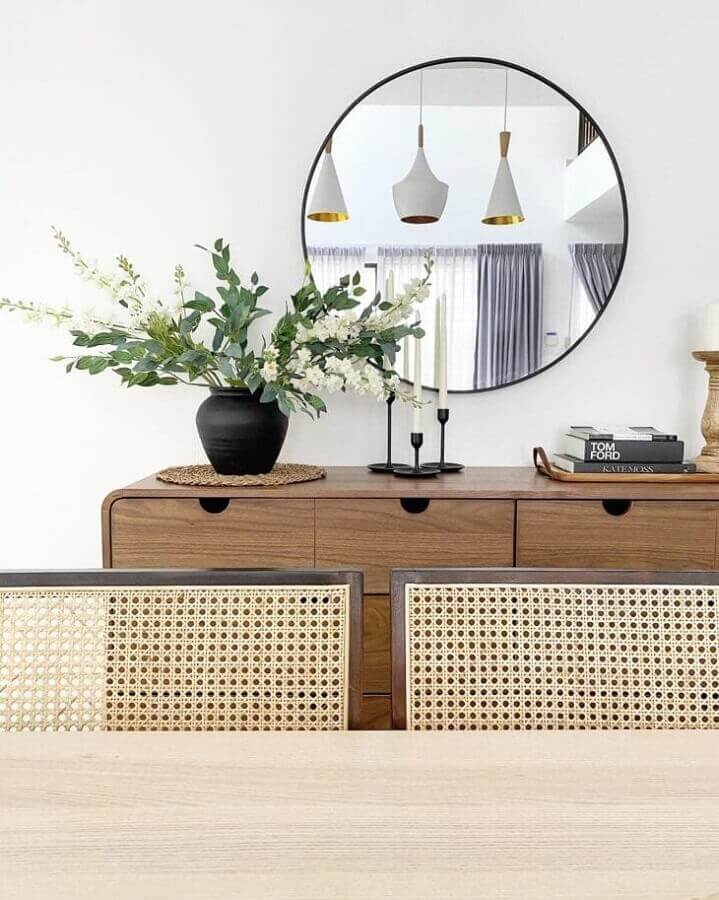 Decoração com espelho redondo e balcão para sala de jantar em madeira Foto Zura Nashrudin