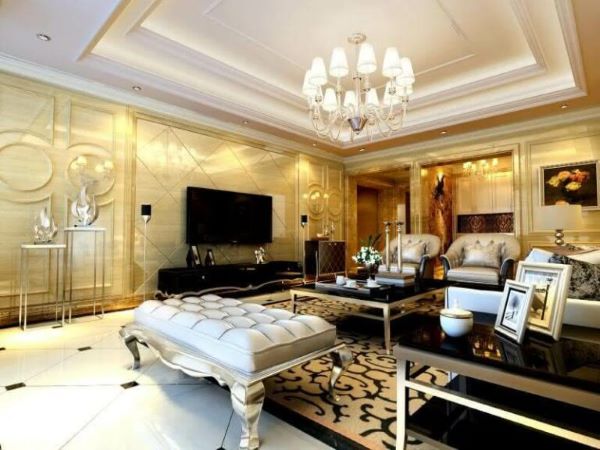 Decoração com gesso no quarto luxuoso iluminado com lustre de cristal e móveis clássicos