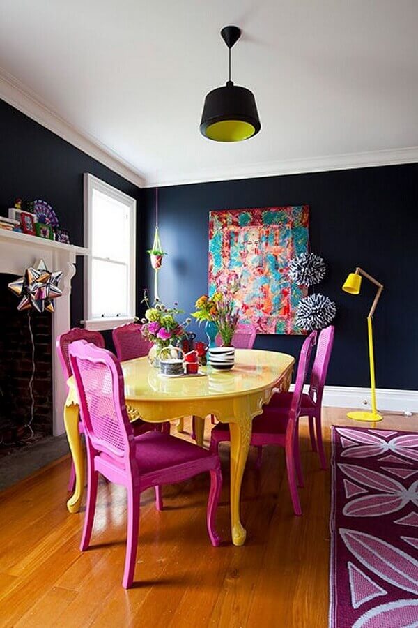 Decoração com parede preta para sala de jantar colorida Foto Archidea