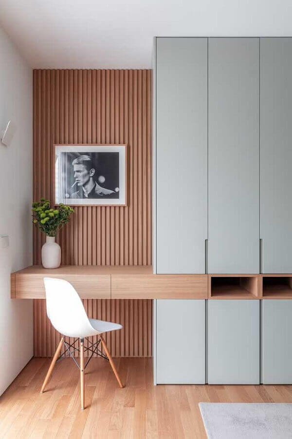 Decoração com parede ripada de madeira para home office pequeno Foto WOM Design