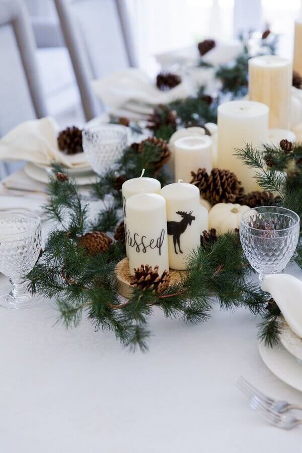 Decoração com pinhas e velas para arranjo de mesa para ceia natalina Foto Fashionable Hostess