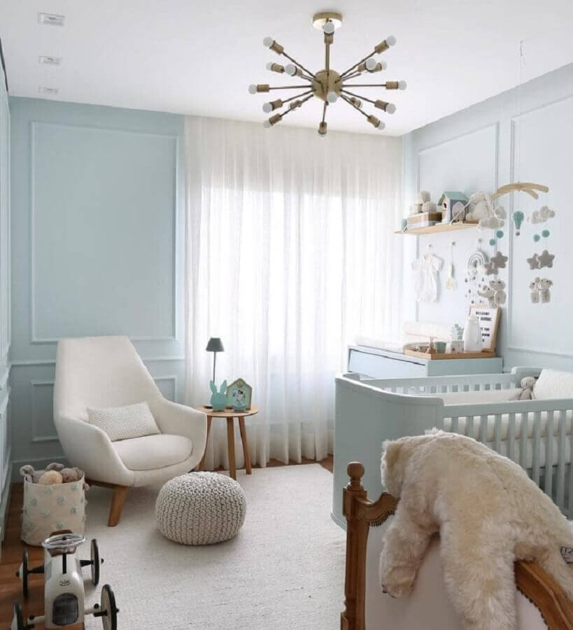 Decoração com poltrona confortável e boiserie quarto de bebe azul e branco Foto Nicole Moas Arquitetura