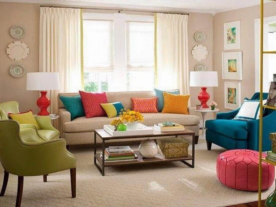 Decoração com poltronas e almofadas coloridas para sala de estar Foto VilingStore
