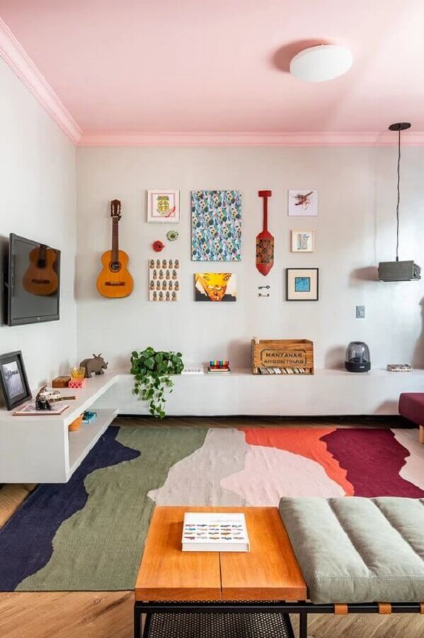 Decoração com rack de canto e tapete para sala colorido Foto SP Estúdio