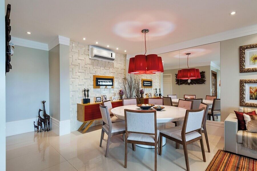 Decoração com revestimento 3D e balcão buffet vermelho para sala de jantar Foto Manoela Lustosa da Silva