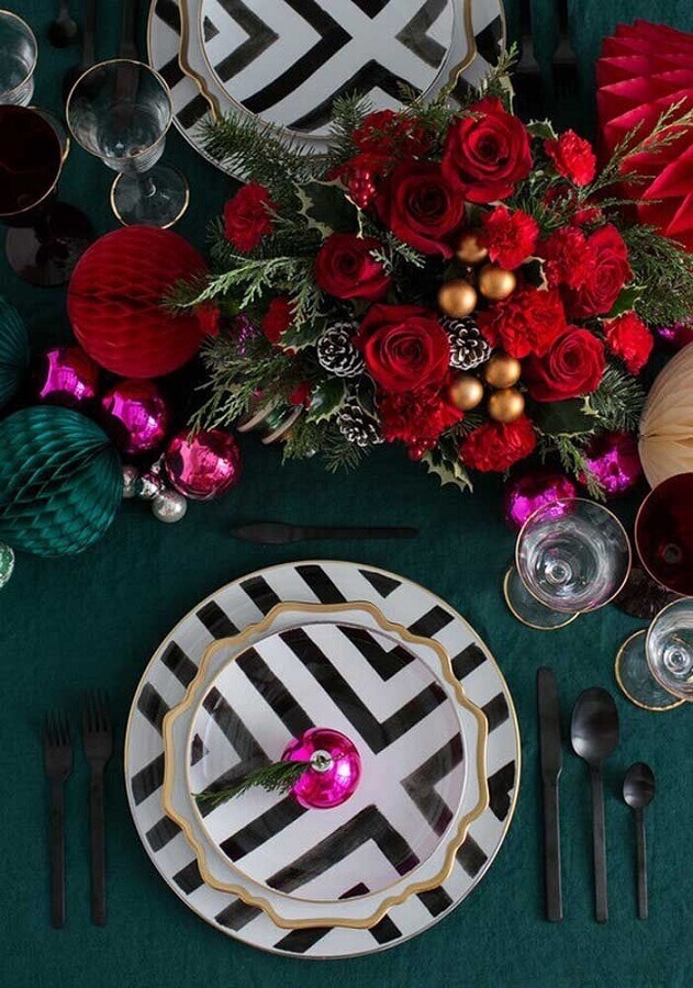 Decoração de Natal para festa com arranjo de rosas vermelhas para mesa verde Foto 100 Layer Cake
