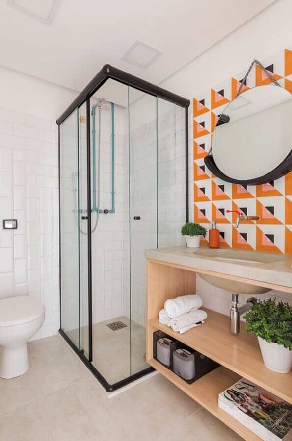Decoração de banheiro branco com bancada de madeira e azulejo colorido Foto SP Estúdio