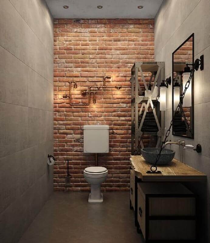 Decoração de banheiro industrial com bancada de madeira e parede tijolinho Foto Retail Design Blog