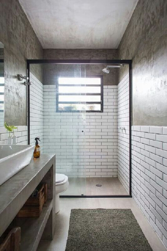 Decoração de banheiro industrial com parede de cimento queimado e metro white Foto Historias de Casa