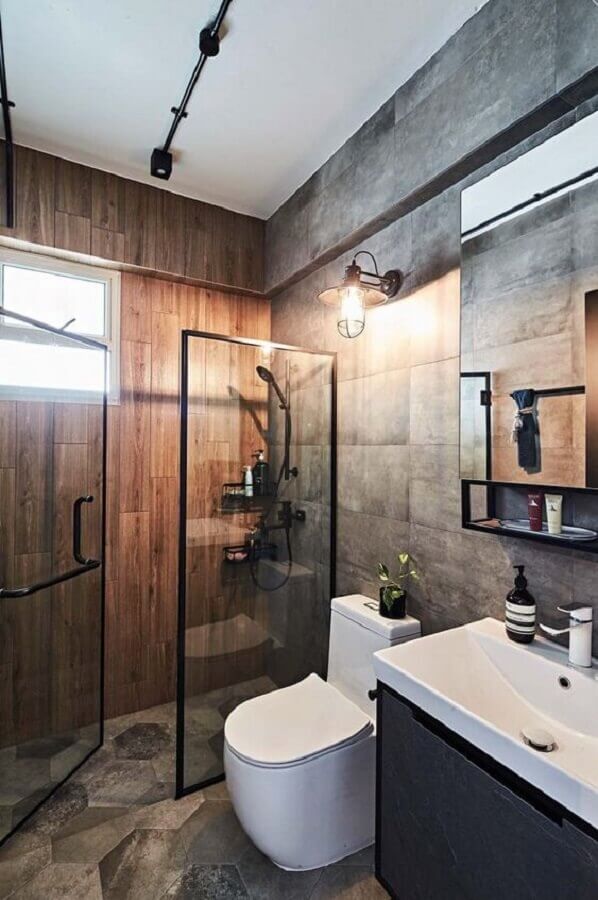 Decoração de banheiro industrial com revestimento amadeirado na área do box Foto Home E Decor SG